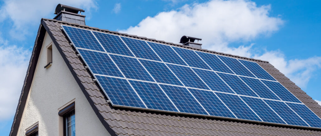 Panele fotowoltaiczne to źródło taniej i ekologicznej energii elektrycznej. Rozwiązanie wykorzystywane jest w sektorze prywatnym i w wielu gałęziach gospodarki – również w rolnictwie. Co możesz zyskać, jeszcze zdecydujesz się na leasing fotowoltaiki? Światło słoneczne zalicza się do grupy odnawialnych źródeł energii i może być dobrą alternatywą dla węgla, ropy naftowej i innych tradycyjnych paliw, których zasoby są ograniczone. Produkcja prądu z promieni słonecznych jest rozwiązaniem tanim i jednocześnie przyjaznym dla środowiska. Energia elektryczna uzyskiwana jest dzięki wykorzystaniu zjawiska fotowoltaiki. W wyniku tego procesu światło słoneczne, które pada na panele fotowoltaiczne, zostaje przekształcone w prąd zmienny. Dzięki wykorzystaniu falownika finalnym produktem jest prąd stały. Korzyści z fotowoltaiki Energia elektryczna uzyskana za pomocą fotowoltaiki może być wykorzystana do oświetlenia obejścia i pomieszczeń gospodarczych, zasilania maszyn rolniczych czy ogrzewania wody bieżącej. Nadwyżkę prądu wyprodukowanego w okresie wiosenno-letnim możesz przekazać do sieci publicznej – będziesz mógł ją odebrać w sezonie zimowym. Dzięki temu Twoje gospodarstwo może być energetycznie samowystarczalne przez cały rok. Panele słoneczne są przyjazne środowisku, produkcji energii nie towarzyszy emisja zanieczyszczeń. Korzystanie z fotowoltaiki może więc przynieść korzyści wizerunkowe – klienci coraz częściej sięgają po produkty z upraw ekologicznych. Leasing fotowoltaiki dla rolnika w PKO Działanie i obsługa fotowoltaiki nie wiąże się z żadnymi dodatkowymi opłatami. Koszty ponosisz tylko na pierwszym etapie – podczas zakupu i montażu paneli. Inwestycję możesz sfinansować za pomocą leasingu – dzięki temu unikniesz dużego, jednorazowego wydatku. Jest to dobra alternatywa dla kredytu bankowego czy zakupu na raty. Leasing fotowoltaiki polega na tym, że panele fotowoltaiczne pozostają własnością leasingodawcy. W zamian za miesięczne raty możesz korzystać z przedmiotu umowy. Po zakończeniu okresu leasingu możesz wykupić fotowoltaikę od leasingodawcy. Ciekawą ofertę leasingu fotowoltaiki dla rolników przygotowało PKO Leasing: https://www.pkoleasing.pl/leasing/finansowanie-urzadzen-fotowoltaicznych/. Oferta dotyczy finansowania nowych urządzeń fotowoltaicznych o maksymalnej mocy do 1MWp na własne potrzeby w formie leasingu lub pożyczki leasingowej. Instalacje o wartości do 250 tys. PLN rozpatrywane są w procedurze uproszczonej przy zastosowaniu minimum formalności oraz wkładzie własnym już od 10 proc. Konsultanci PKO pomogą Ci wybrać rozwiązanie dopasowane do Twoich możliwości.